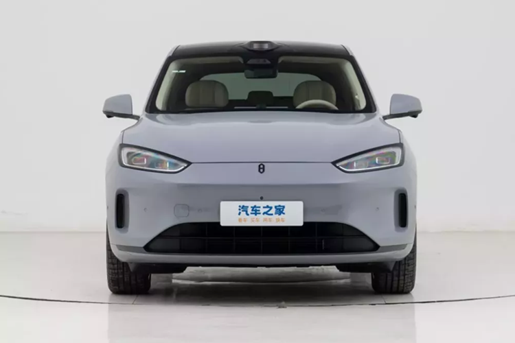 Hơn nữa, Aito tuyên bố Aito M5 Ultra mới được trang bị hệ thống “lái xe thông minh mạnh mẽ nhất” – hệ thống lái xe tiên tiến Huawei ADS 3.0, hỗ trợ điều hướng toàn cảnh trong môi trường đô thị và đường cao tốc. Chiếc xe mới này cũng đã bổ sung chức năng đỗ xe điều khiển từ xa, có thể đỗ xe vào và ra khỏi những chỗ đỗ xe cực hẹp.