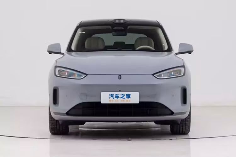 Hơn nữa, Aito tuyên bố Aito M5 Ultra mới được trang bị hệ thống “lái xe thông minh mạnh mẽ nhất” – hệ thống lái xe tiên tiến Huawei ADS 3.0, hỗ trợ điều hướng toàn cảnh trong môi trường đô thị và đường cao tốc. Chiếc xe mới này cũng đã bổ sung chức năng đỗ xe điều khiển từ xa, có thể đỗ xe vào và ra khỏi những chỗ đỗ xe cực hẹp.