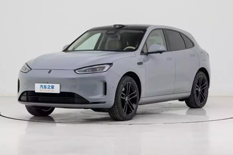 Cả RWD và AWD đều đi kèm với bộ pin lithium ba thành phần 42 kWh, với phạm vi chạy hoàn toàn bằng điện CLTC tương ứng là 255 km và 230 km cũng như phạm vi toàn diện lần lượt là 1.440 km và 1.275 km.