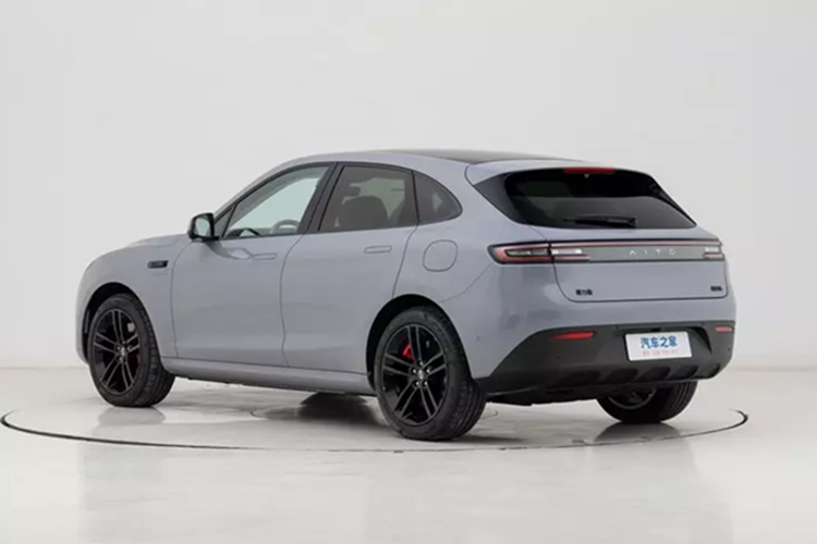 Vào tháng 1 năm 2025, chỉ có 910 chiếc Aito M5 được bán ra, chiếm chỉ 4,17% doanh số bán hàng hàng tháng của Aito. So với Aito M7 và M9 , hiệu suất bán hàng của M5 kém hơn hẳn.