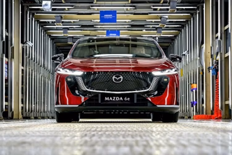 Nam Kinh – cơ sở thuộc liên doanh Changan Mazda ở Trung Quốc không chỉ là nơi khai sinh Mazda 6e 2025 mới, mà còn được kỳ vọng trở thành trung tâm xuất khẩu chiến lược cho các dòng xe điện Mazda trong tương lai, bao gồm ít nhất một mẫu SUV và hai mẫu xe chưa công bố.