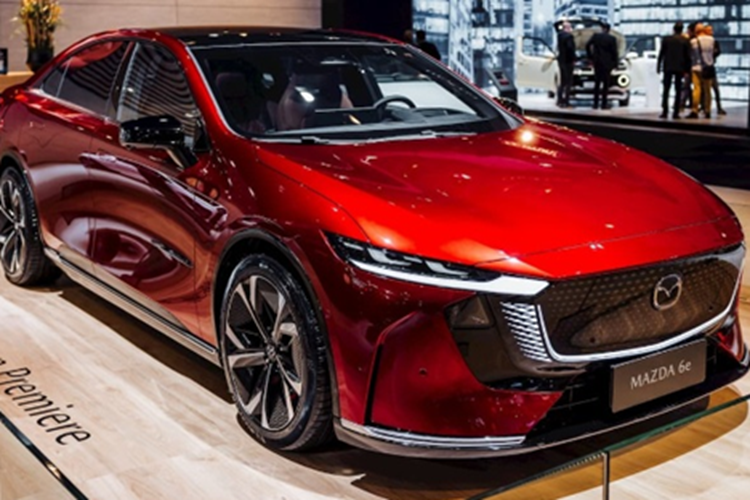 Mẫu xe điện Mazda 6e 2025 thực chất là phiên bản toàn cầu hóa của mẫu EZ-6 từng ra mắt riêng cho thị trường Trung Quốc năm ngoái. Xe thuộc phân khúc sedan cỡ trung, sở hữu kích thước dài 4.921 mm, rộng 1.890 mm, cao 1.485 mm, cùng chiều dài cơ sở 2.895 mm.