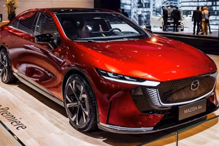 Mẫu xe điện Mazda 6e 2025 thực chất là phiên bản toàn cầu hóa của mẫu EZ-6 từng ra mắt riêng cho thị trường Trung Quốc năm ngoái. Xe thuộc phân khúc sedan cỡ trung, sở hữu kích thước dài 4.921 mm, rộng 1.890 mm, cao 1.485 mm, cùng chiều dài cơ sở 2.895 mm.