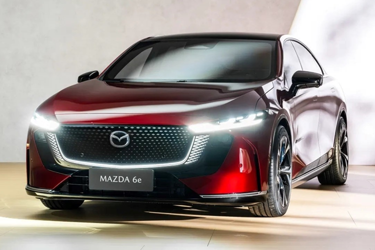 Phiên bản hybrid mở rộng (EREV) sử dụng mô-tơ điện 215 mã lực kèm động cơ xăng 1.5L hoạt động như máy phát điện. Tầm hoạt động kết hợp có thể đạt 1.300 km, trong khi tầm chạy điện thuần dao động từ 130–200 km, tùy cấu hình.