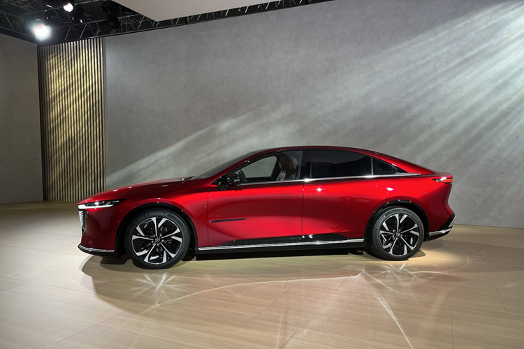 Tại thị trường quốc tế, Mazda 6e ban đầu chỉ phân phối hai biến thể thuần điện. Một bản tiêu chuẩn có công suất 241 mã lực, tầm vận hành 552 km. Và một bản cao cấp có công suất 255 mã lực, tầm vận hành 479 km.