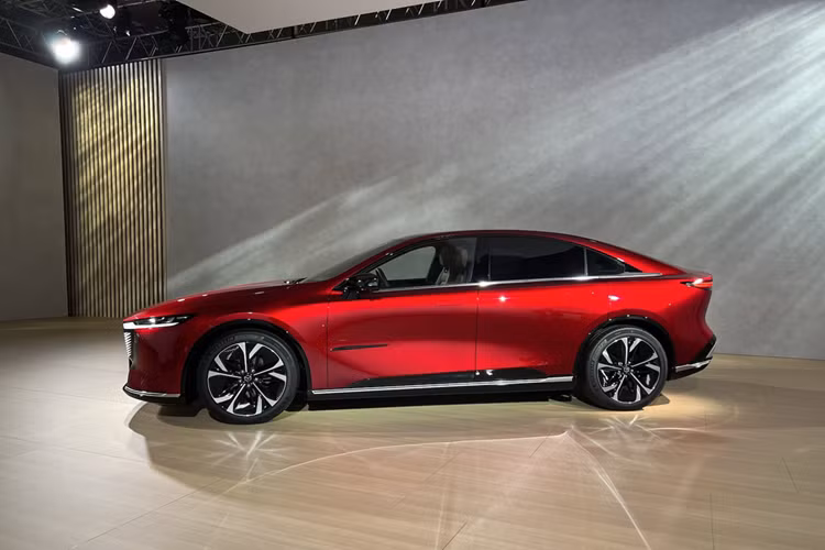 Tại thị trường quốc tế, Mazda 6e ban đầu chỉ phân phối hai biến thể thuần điện. Một bản tiêu chuẩn có công suất 241 mã lực, tầm vận hành 552 km. Và một bản cao cấp có công suất 255 mã lực, tầm vận hành 479 km.