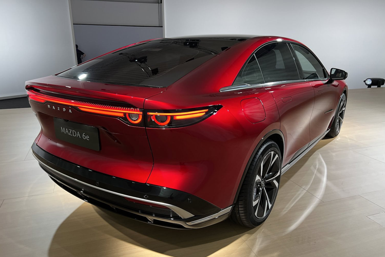 Tại Trung Quốc, mức giá xe Mazda 6e 2025 khởi điểm từ 139.800 NDT, tương đương khoảng 496 triệu VNĐ, một mức giá cạnh tranh đáng chú ý trong phân khúc sedan điện hóa.