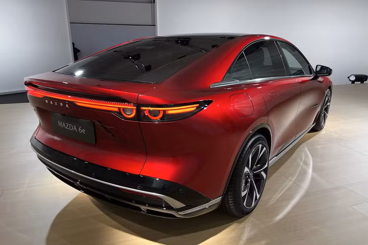 Tại Trung Quốc, mức giá xe Mazda 6e 2025 khởi điểm từ 139.800 NDT, tương đương khoảng 496 triệu VNĐ, một mức giá cạnh tranh đáng chú ý trong phân khúc sedan điện hóa.