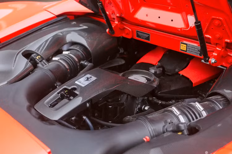 Sức mạnh này được truyền đến bánh sau của xe thông qua hộp số tự động ly hợp kép 7 cấp, nhờ đó, siêu xe mui trần Ferrari F8 Spider có thể tăng tốc lên 100 km/h từ vị trí xuất phát trong thời gian chỉ 2,9 giây,