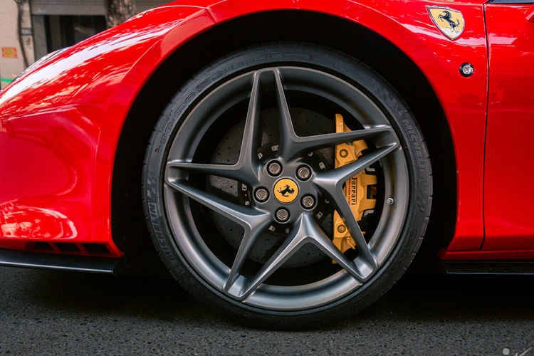 Vì hay thích thú việc cầm lái xe mui trần này, hot girl có thể hoàn toàn trải nghiệm việc mở mui siêu xe Ferrari F8 Spider ngay cả khi đang cho xe lăn bánh, nhưng hãng xe Ý khuyến cáo các khách hàng của họ nên làm điều này khi tốc độ của Ferrari F8 Spider dưới 50 km/h.