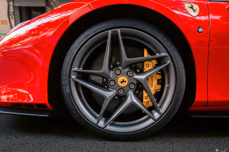 Vì hay thích thú việc cầm lái xe mui trần này, hot girl có thể hoàn toàn trải nghiệm việc mở mui siêu xe Ferrari F8 Spider ngay cả khi đang cho xe lăn bánh, nhưng hãng xe Ý khuyến cáo các khách hàng của họ nên làm điều này khi tốc độ của Ferrari F8 Spider dưới 50 km/h.