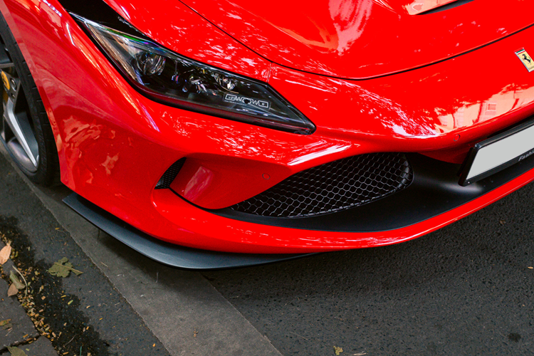 Phần mui xếp cứng của Ferrari F8 Spider có thể đóng hoặc mở trong thời gian khoảng 14 giây. Bên cạnh đó còn có vách ngăn nhỏ bằng kính nằm ngay giữa hai ghế ngồi của Ferrari F8 Spider được điều chỉnh bằng nút bấm trong khoang lái.