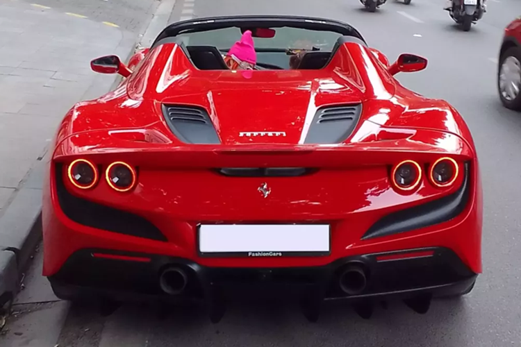 Chiếc siêu xe mui trần Ferrari F8 Spider của của hot girl tóc đỏ Linh có màu đỏ, đi kèm bộ mâm 5 chấu sơn tối màu, cô gái này thường mở mui khi lái xe trên các con phố ở Hà Nội.