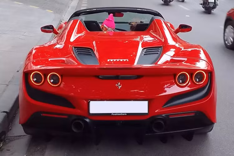 Chiếc siêu xe mui trần Ferrari F8 Spider của của hot girl tóc đỏ Linh có màu đỏ, đi kèm bộ mâm 5 chấu sơn tối màu, cô gái này thường mở mui khi lái xe trên các con phố ở Hà Nội.