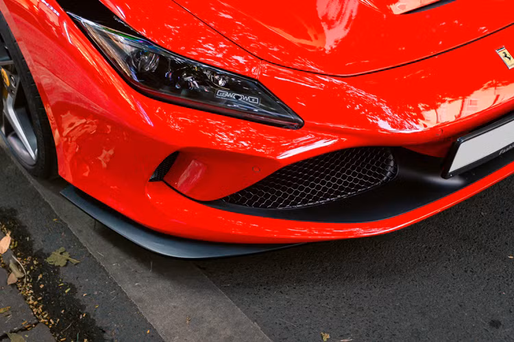 Phần mui xếp cứng của Ferrari F8 Spider có thể đóng hoặc mở trong thời gian khoảng 14 giây. Bên cạnh đó còn có vách ngăn nhỏ bằng kính nằm ngay giữa hai ghế ngồi của Ferrari F8 Spider được điều chỉnh bằng nút bấm trong khoang lái.