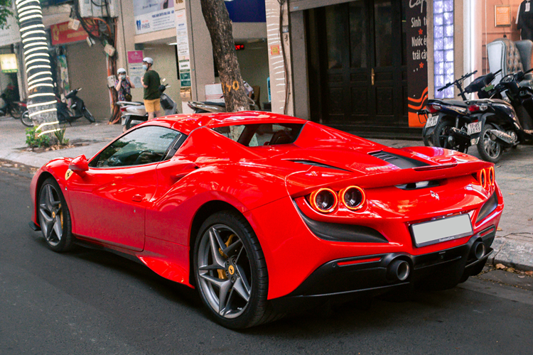 Ferrari F8 Spide có thể đạt vận tốc tối đa 325 km/h khi mở mui. Nếu muốn đạt vận tốc 340 km/h, khách hàng cần đóng mui Ferrari F8 Spider lại. Giá xe Ferrari F8 Spider tại Việt Nam không được công bố, nhưng khi mới ra mắt nó được ước tính vào khoảng 23 tỷ đồng.