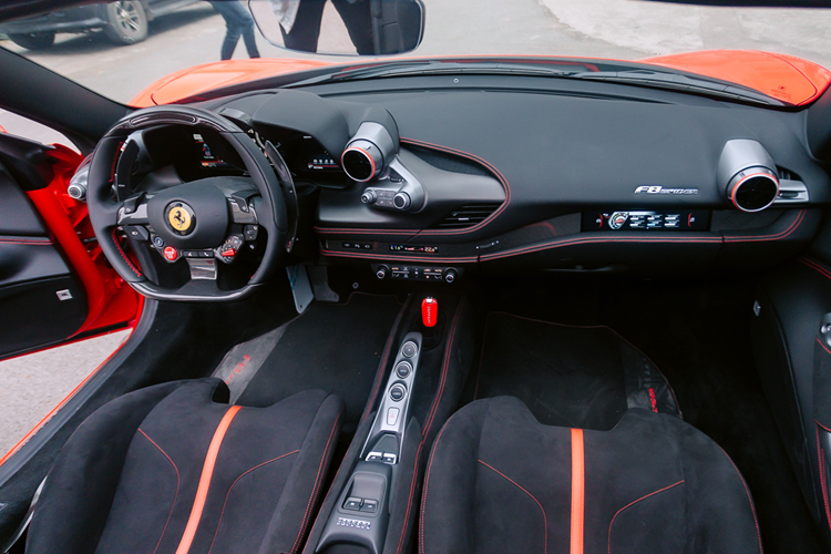 Ferrari F8 Spider của hot girl tóc đỏ này vẫn sở hữu khối động cơ V8, tăng áp kép, dung tích 3.9 lít tạo ra công suất tối đa 711 mã lực và mô-men cực đại 770 Nm.
