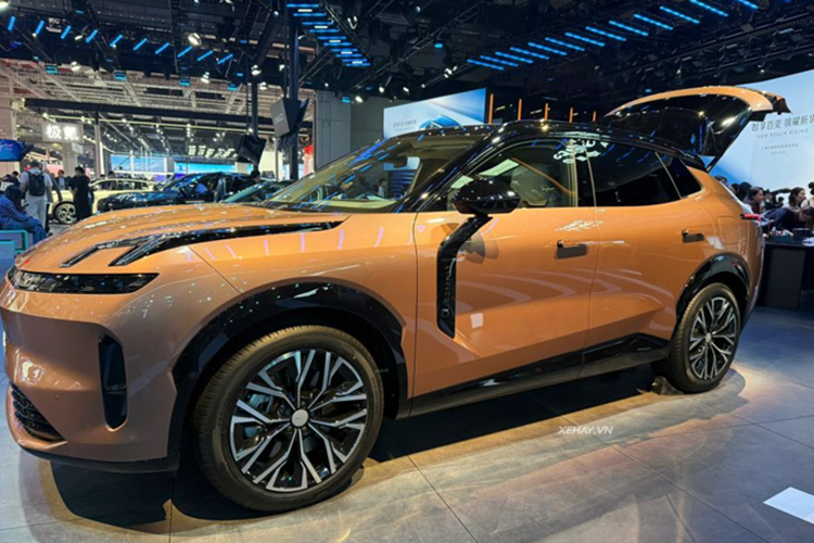 Tại Trung Quốc, Lynk &amp; Co 08 EM-P 2025 mới được bán ra với 6 phiên bản, đi cùng mức giá dao động từ 195.800 - 258.800 nhân dân tệ (khoảng 699,3 - 924,3 triệu đồng).