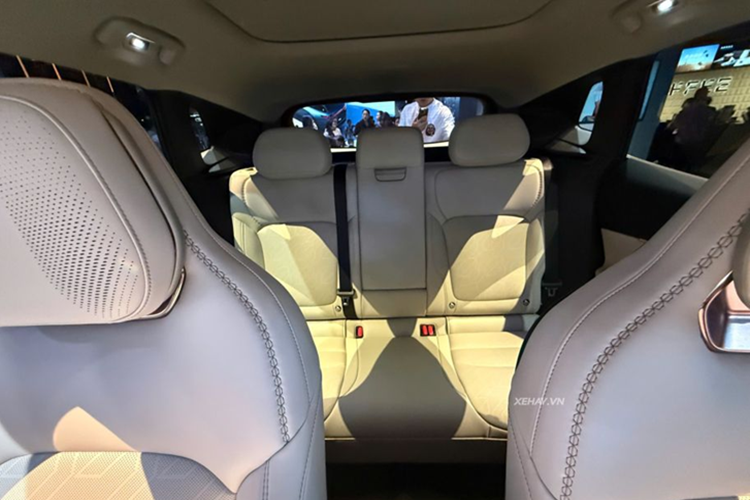 Về nội thất, bên trong khoang cabin của xe được trang bị nhiều tiện ích hiện đại như: màn hình chính 15,4 inch, cụm đồng hồ kỹ thuật số 12,3 inch và màn hình HUD 92 inch, hệ thống âm thanh tiêu chuẩn 8 loa.