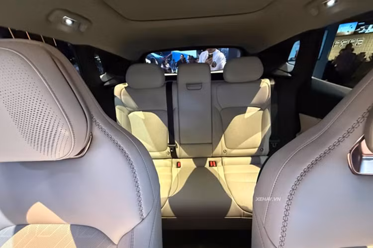 Về nội thất, bên trong khoang cabin của xe được trang bị nhiều tiện ích hiện đại như: màn hình chính 15,4 inch, cụm đồng hồ kỹ thuật số 12,3 inch và màn hình HUD 92 inch, hệ thống âm thanh tiêu chuẩn 8 loa.