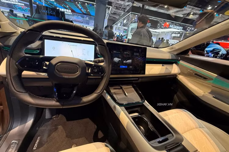 Mẫu xe SUV Lynk &amp; Co 08 EM-P sở hữu kích thước chiều dài x rộng x cao lần lượt là 4.820 x 1.915 x 1.685 (mm) và chiều dài cơ sở đạt 2.848 mm.