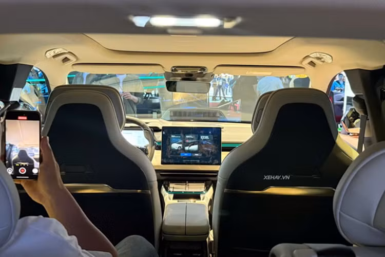 Xe sở hữu ngoại hình trẻ trung, hiện đại với đầu xe kín, đèn định vị trải dài, cột xe sơn đen và cụm đèn hậu nối liền.