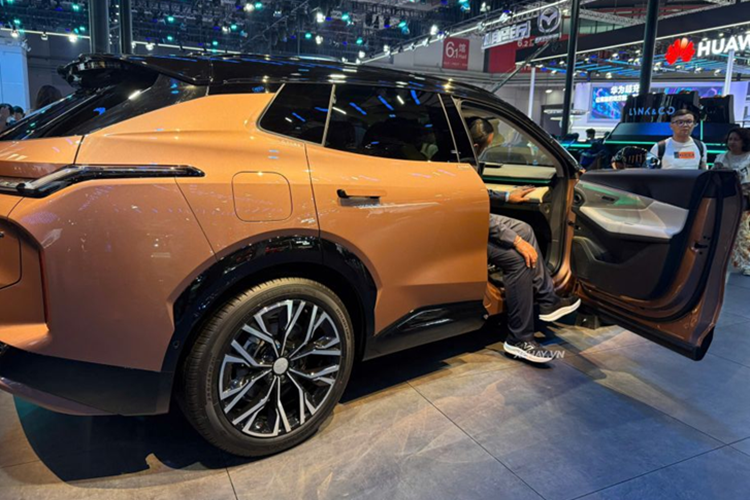 Xe có thể chạy được 245 km mà không tốn một giọt xăng nào. Cuối cùng là máy xăng tăng áp 1.5L (161 mã lực) kết hợp với hai mô-tơ điện mạnh lần lượt 215 mã lực và 209 mã lực, đi kèm pin 39,6 kWh, mang lại tầm vận hành thuần điện 220 km.