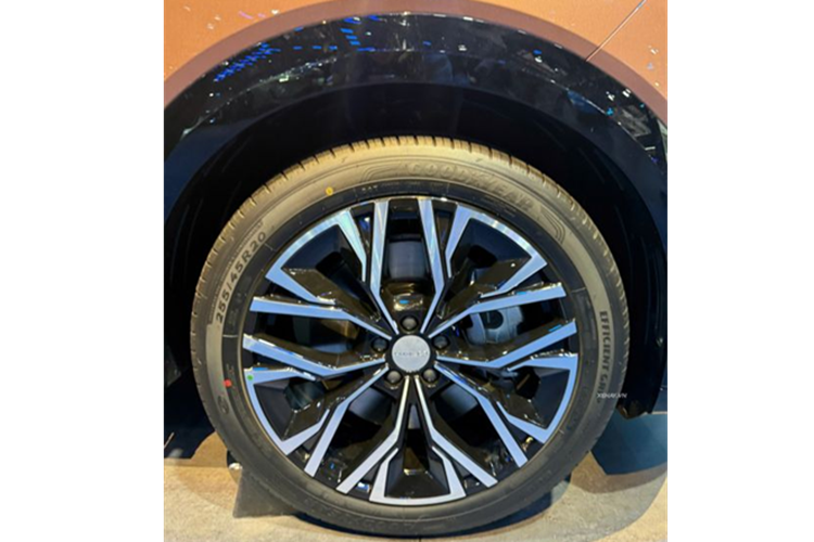 Thứ nhất là máy xăng tăng áp 1.5L (161 mã lực) kết hợp với một mô tơ điện (161 mã lực) và pin 21 kWh, cho phạm vi hoạt động thuần điện là 120 km. Thứ hai là động cơ xăng tăng áp 1.5L (161 mã lực) đi kèm một mô tơ điện (161 mã lực) và pin 39,8 kWh.