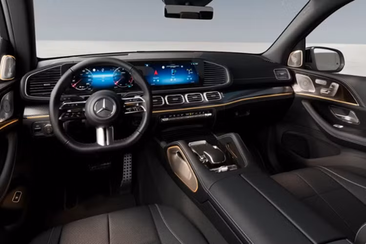 Điểm mới nằm ở thiết kế vô-lăng, đồng thời hệ thống giải trí MBUX sẽ được nâng cấp, hứa hẹn mang lại trải nghiệm trực quan và linh hoạt hơn. Phiên bản nâng cấp giữa vòng đời của GLS 450 vẫn được trang bị khối động cơ xăng tăng áp 3.0L I-6 kết hợp hệ thống hybrid nhẹ (mild-hybrid).