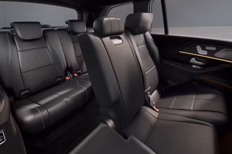 Mâm xe kích thước 20 inch sẽ có nhiều tùy chọn kiểu dáng hơn, song chưa rõ phiên bản về Việt Nam sẽ sử dụng loại mâm 5 chấu kép, đa chấu hay giữ nguyên kiểu 5 cánh sao như bản hiện hành. Không gian bên trong xe không có sự thay đổi lớn về bố cục. Phiên bản GLS 450 2025 vẫn duy trì cấu hình 7 chỗ ngồi với cụm hai màn hình kỹ thuật số đặt liền khối phía sau vô-lăng.