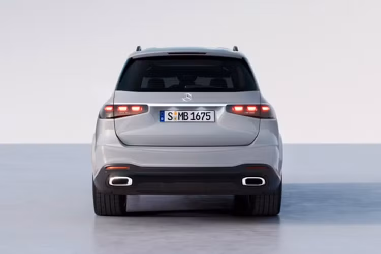 Ngoài những công nghệ an toàn quen thuộc như hỗ trợ giữ làn, phanh khẩn cấp tự động, kiểm soát hành trình thích ứng, phiên bản nâng cấp giữa vòng đời mới hứa hẹn có thêm camera 360 độ với tính năng “nắp capo trong suốt”, cho phép người lái nhìn thấy bề mặt địa hình phía trước xe, hỗ trợ đỗ và di chuyển trong địa hình phức tạp.