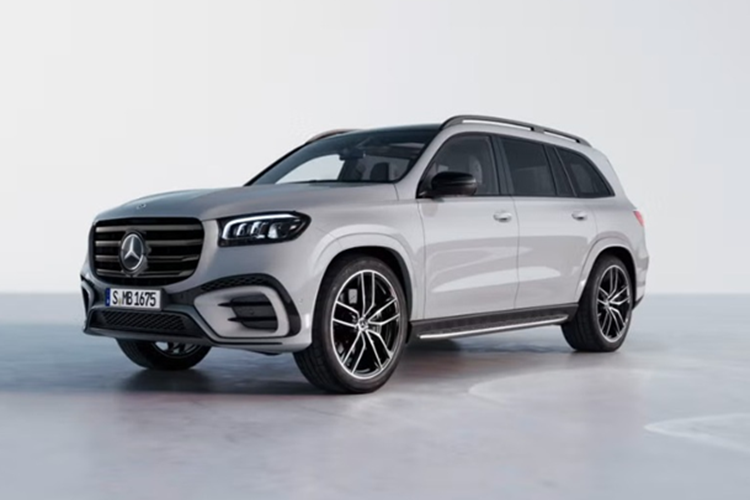 Đây là bản nâng cấp giữa vòng đời của dòng SUV cỡ lớn GLS, từng được giới thiệu tại triển lãm ô tô quốc tế Bangkok (BIMS) vào tháng 3 năm nay. Theo tư vấn bán hàng tại một số đại lý khu vực Hà Nội và TP.HCM, đợt xe Mercedes-Benz GLS 2025 mới đầu tiên sẽ về Việt Nam với số lượng rất giới hạn