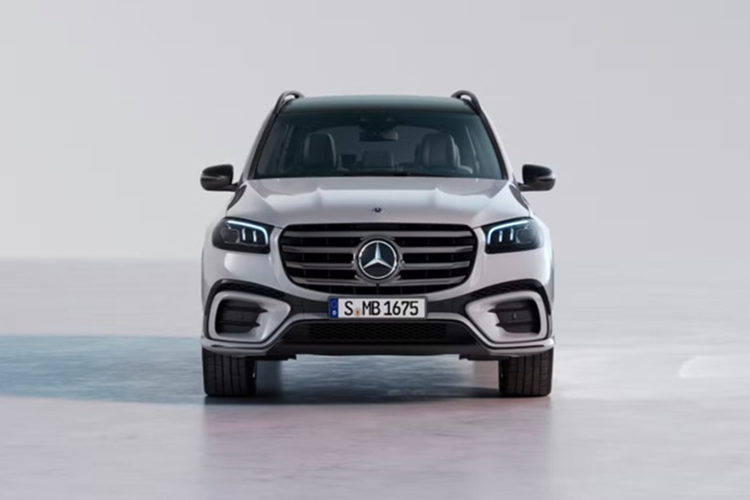 Nhìn chung, Mẫu xe SUV Mercedes-Benz GLS 450 4MATIC 2025 không có nhiều sự thay đổi về thiết kế nhưng một số chi tiết ngoại thất của xe đã được làm mới để mang đến diện mạo hiện đại hơn. Phần đầu xe gây ấn tượng với lưới tản nhiệt dạng 4 nan ngang bản rộng, đi cùng cản trước thiết kế lại và cụm đèn hậu LED với đồ họa ánh sáng mới.