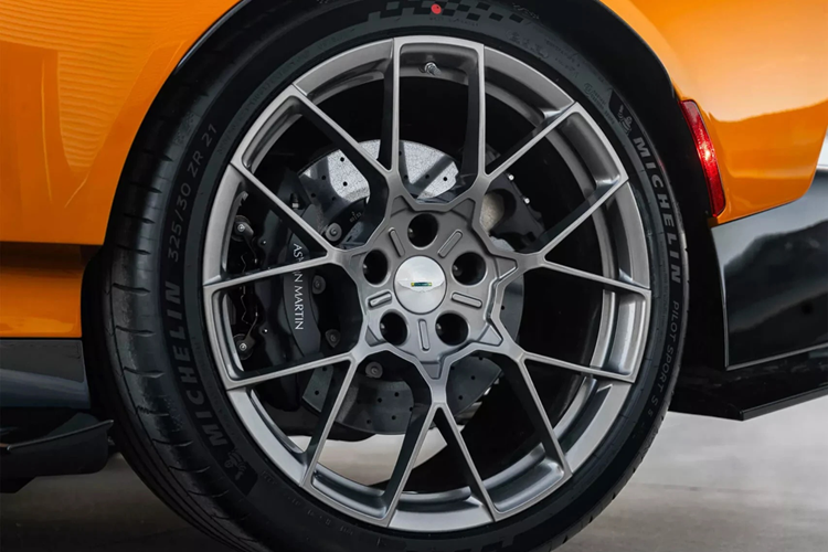 Thiết kế ngoại thất của Valiant nổi bật hơn Valour. Hàng loạt chi tiết sợi carbon, gồm cánh lướt gió mới, các lớp cánh đa tầng gần bánh trước, lưới tản nhiệt sợi carbon mới, chắn bùn mới, ốp lườn bên lấy cảm hứng từ F1, cánh gió cố định lớn phía sao tạo ra lực ép tối đa lên đến 383 kg, bộ khuếch tán sợi carbon mới...