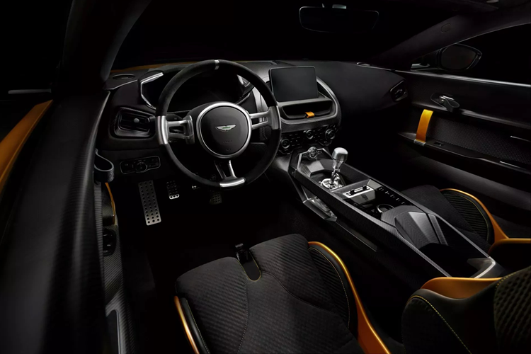 Tương tự Valour hay mẫu xe độc bản Victor, ngoại thất của siêu xe Valiant mang phong cách cổ điển, vốn lấy cảm hứng từ chiếc Aston Martin V8 Vantage đời 1977.