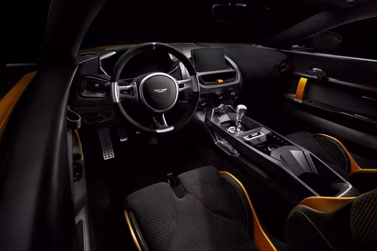 Tương tự Valour hay mẫu xe độc bản Victor, ngoại thất của siêu xe Valiant mang phong cách cổ điển, vốn lấy cảm hứng từ chiếc Aston Martin V8 Vantage đời 1977.