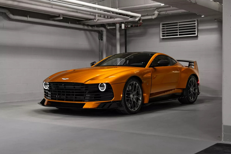 "Việc giao chiếc v duy nhất tại Canada là một vinh dự thực sự," Paul Cummings - Chủ tịch và Giám đốc điều hành của Grand Touring Automobiles, phát biểu, theo Newswire. "Chiếc xe này đại diện cho đỉnh cao của sự tinh thông kỹ thuật và tay nghề thủ công bespoke của Aston Martin"