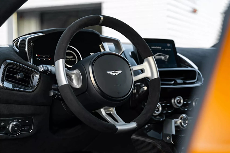 Nội thất Aston Martin Valiant thừa hưởng một số đường nét thiết kế từ mẫu Vantage 2018, nhưng đã được tinh chỉnh để mang đậm phong cách cổ điển bằng hợp kim nhôm, thể hiện rõ qua vô lăng tối giản, không tích hợp phím chức năng.