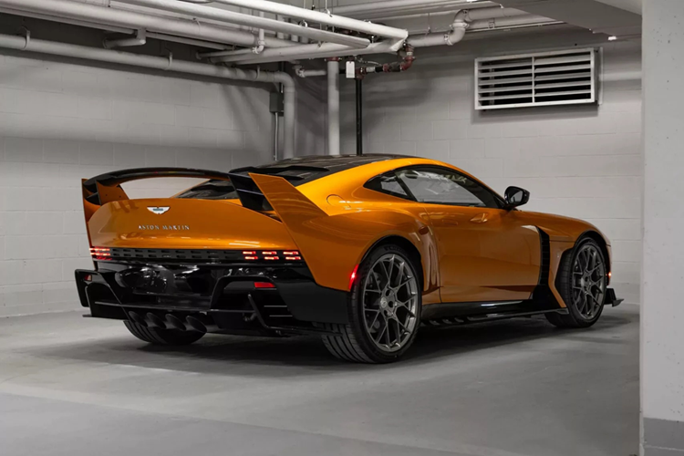 Hệ thống giảm chấn Adaptive Spool Valve (ASV) sử dụng công nghệ van ống cuộn do Multimatic phát triển, vốn được sử dụng cho các mẫu xe tham dự giải F1 và Le Mans. Bộ mâm Magnesium kích thước 21 inch, nhẹ hơn cấu hình tiêu chuẩn khoảng 14 kg kết hợp đĩa phanh carbon-ceramic 410 mm ở cầu trước và 360 mm ở cầu sau. 