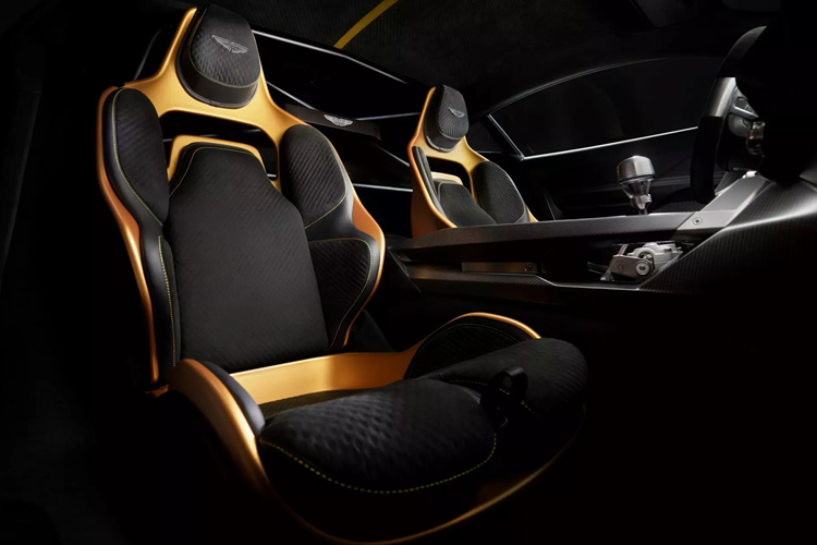 Nội thất cũng được chăm chút đặc biệt có rất nhiều chi tiết hoàn thiện sợi carbon, khung chống lật nửa cabin, ghế Recaro Podium, dây đai an toàn đua 4 điểm, vô-lăng ba chấu bọc Alcantara. Có lẽ tính năng thú vị nhất là phần cắt hở sợi carbon, để lộ cơ cấu liên kết của hộp số tay, tương tự như Pagani Huayra nhưng kín đáo hơn. 