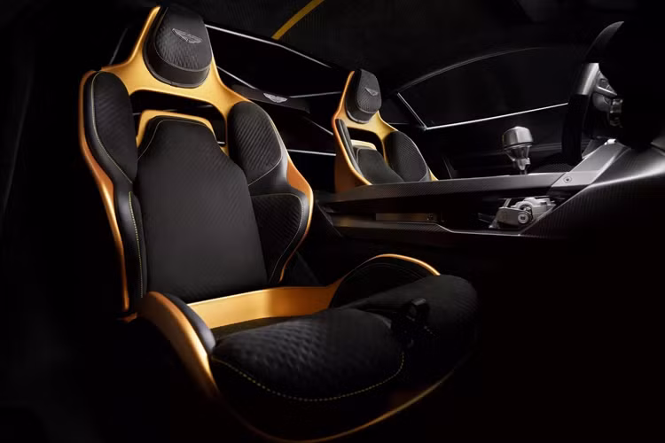 Nội thất cũng được chăm chút đặc biệt có rất nhiều chi tiết hoàn thiện sợi carbon, khung chống lật nửa cabin, ghế Recaro Podium, dây đai an toàn đua 4 điểm, vô-lăng ba chấu bọc Alcantara. Có lẽ tính năng thú vị nhất là phần cắt hở sợi carbon, để lộ cơ cấu liên kết của hộp số tay, tương tự như Pagani Huayra nhưng kín đáo hơn. 