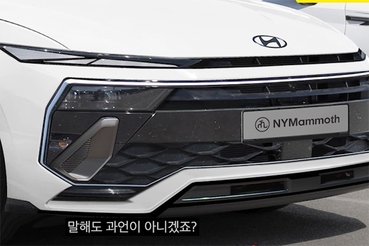 Elantra thế hệ thứ 8 được dự đoán sẽ thừa hưởng “diện mạo gia đình” đang dần định hình của Hyundai, tương tự các mẫu xe đầu bảng như Grandeur và Sonata, thậm chí là đàn em Accent. Đèn chạy ban ngày liền mạch kết hợp với cụm đèn pha đặt thấp nhiều khả năng sẽ xuất hiện trên Elantra mới.