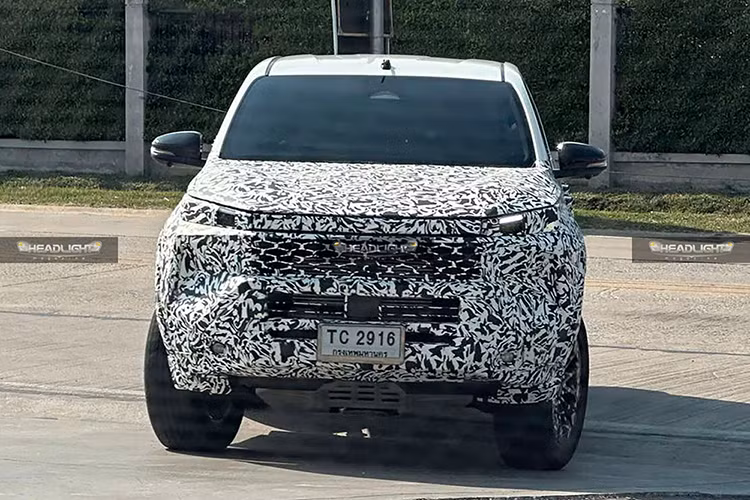 Mẫu xe bán tải Toyota Hilux hiện có mặt trên thị trường đã là thế hệ thứ 8 và được ra mắt từ tận năm 2015. Xe đã trải qua nhiều lần nâng cấp trong những năm 2017, 2020 và 2024.