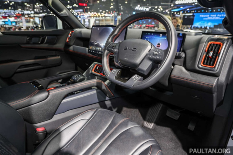 Cột C của xe được tô điểm bằng một dải màu đen, nối liền với kính cửa sổ bên giúp xe nhìn cá tính và thể thao hơn. Về nội thất, khoang cabin của BYD Shark 6 nổi bật với màn hình cảm ứng trung tâm khổng lồ 15,6 inch, có khả năng xoay theo chiều dọc giống như trên nhiều mẫu xe BYD khác.