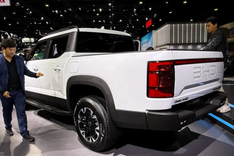 Đầu xe gây ấn tượng với cụm đèn pha LED hình chữ C nối với nhau bằng lưới tản nhiệt lớn cùng logo BYD to bản ở chính giữa. Phần hông xe có vẻ hầm hố và cơ bắp với hốc bánh xe, gương chiếu lớn và thềm cửa rộng. Phía đuôi xe được thiết kế đơn giản hơn đầu xe với đèn hậu đi cùng thanh đèn LED chạy giữa.