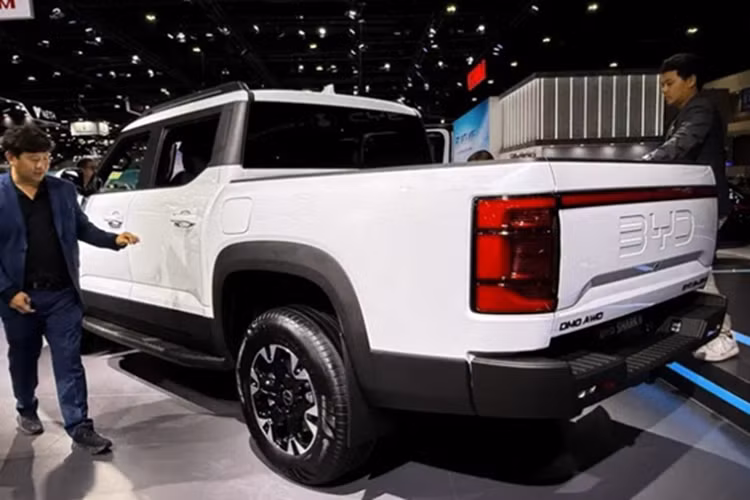 Đầu xe gây ấn tượng với cụm đèn pha LED hình chữ C nối với nhau bằng lưới tản nhiệt lớn cùng logo BYD to bản ở chính giữa. Phần hông xe có vẻ hầm hố và cơ bắp với hốc bánh xe, gương chiếu lớn và thềm cửa rộng. Phía đuôi xe được thiết kế đơn giản hơn đầu xe với đèn hậu đi cùng thanh đèn LED chạy giữa.