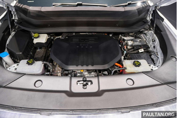 Xe còn có vô lăng đáy phẳng, cụm điều khiển trung tâm với cần gạt số, tay nắm khổ lớn, các phím/cần gạt điều chỉnh lớn và 2 bàn sạc điện thoại không dây… Nhiều chi tiết trên xe được trang trí bằng các sọc màu cam.