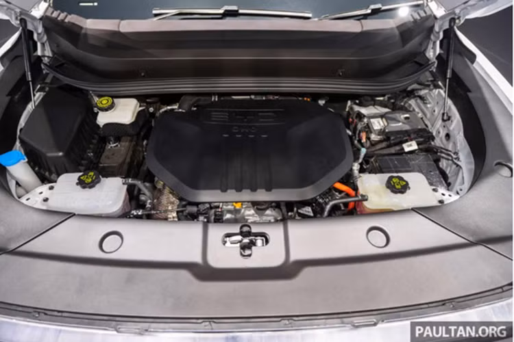 Xe còn có vô lăng đáy phẳng, cụm điều khiển trung tâm với cần gạt số, tay nắm khổ lớn, các phím/cần gạt điều chỉnh lớn và 2 bàn sạc điện thoại không dây… Nhiều chi tiết trên xe được trang trí bằng các sọc màu cam.