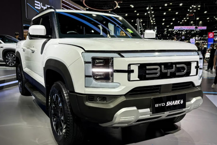 Nếu được nạp đầy nhiên liệu và sạc đủ pin, chiếc Shark có thể di chuyển khoảng 840 km. Đáng chú ý, BYD Shark 6 2025 còn được trang bị hệ thống Vehicle-to-Load (V2L), cung cấp điện cho các thiết bị bên ngoài.