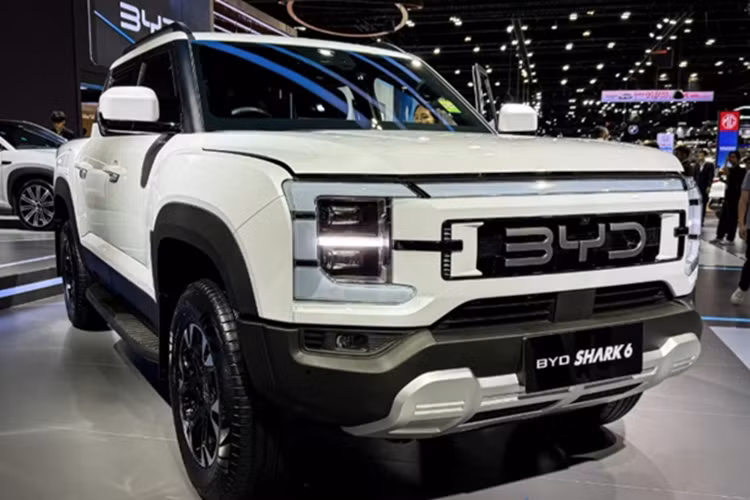 Nếu được nạp đầy nhiên liệu và sạc đủ pin, chiếc Shark có thể di chuyển khoảng 840 km. Đáng chú ý, BYD Shark 6 2025 còn được trang bị hệ thống Vehicle-to-Load (V2L), cung cấp điện cho các thiết bị bên ngoài.